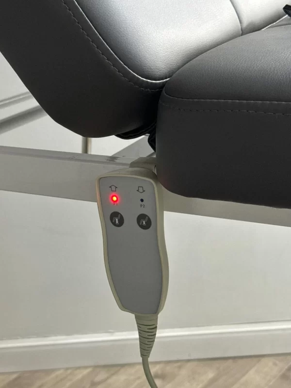 Педикюрное кресло КВАДРО-65 см шириной на электромоторе